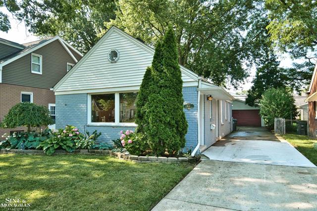 front view picture of 1641 Hampton Rd, Grosse Pointe, MI. 48236
