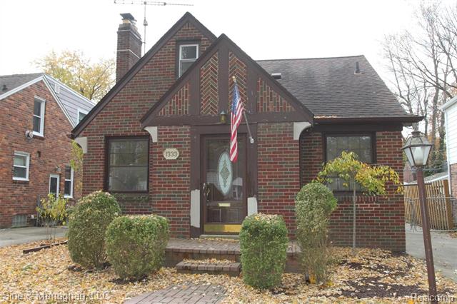 front view picture of 1333 Roslyn Rd, Grosse Pointe, MI. 48236