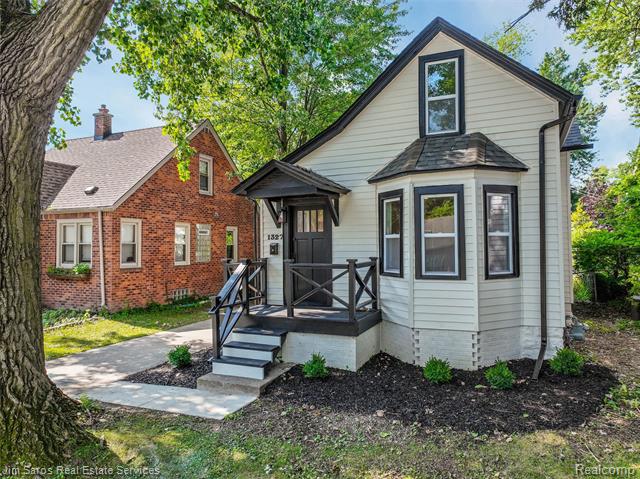 front view picture of 1327 Anita Ave, Grosse Pointe, MI. 48236