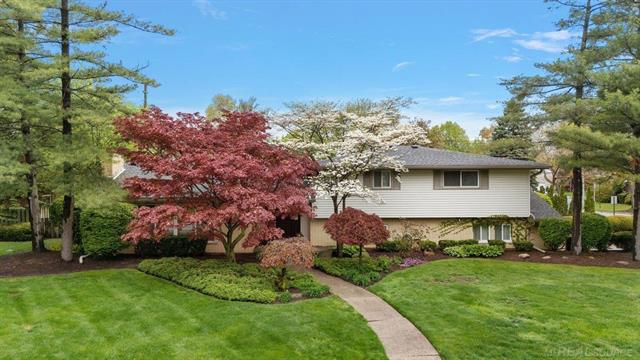 front view picture of 939 Ballantyne Road, Grosse Pointe, MI. 48236