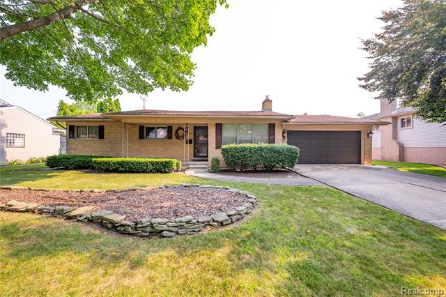 front view picture of 956 Blairmoor Ct, Grosse Pointe, MI. 48236