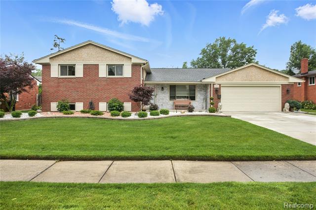 front view picture of 1024 Blairmoor Ct, Grosse Pointe, MI. 48236