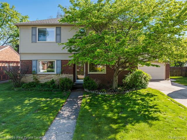 front view picture of 935 N Brys Dr, Grosse Pointe, MI. 48236
