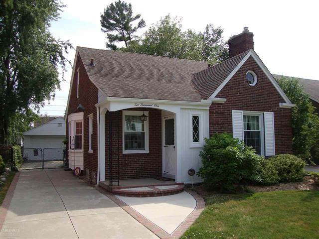 front view picture of 2001 Van Antwerp Ave, Grosse Pointe, MI. 48236