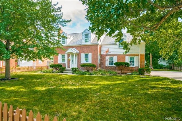 front view picture of 2207 Hawthorne Rd, Grosse Pointe, MI. 48236