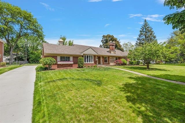 front view picture of 918 Lochmoor Blvd, Grosse Pointe, MI. 48236