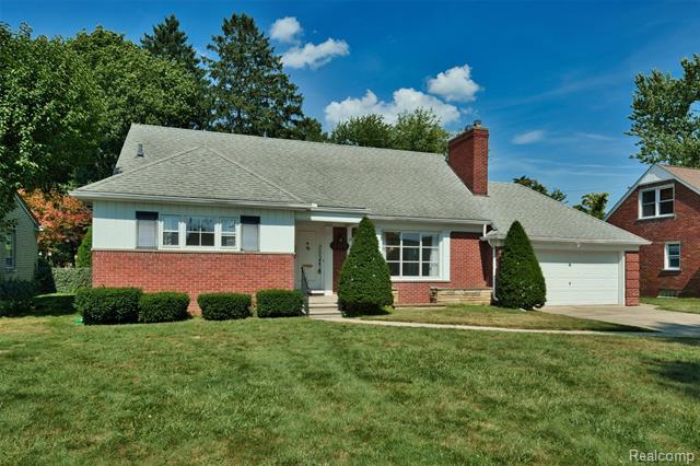 front view picture of 826 Shoreham Rd, Grosse Pointe, MI. 48236