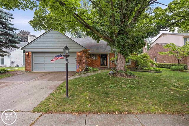 front view picture of 870 Crescent Ln, Grosse Pointe, MI. 48236