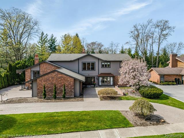 front view picture of 71 Woodland Shore Drive, Grosse Pointe, MI. 48236