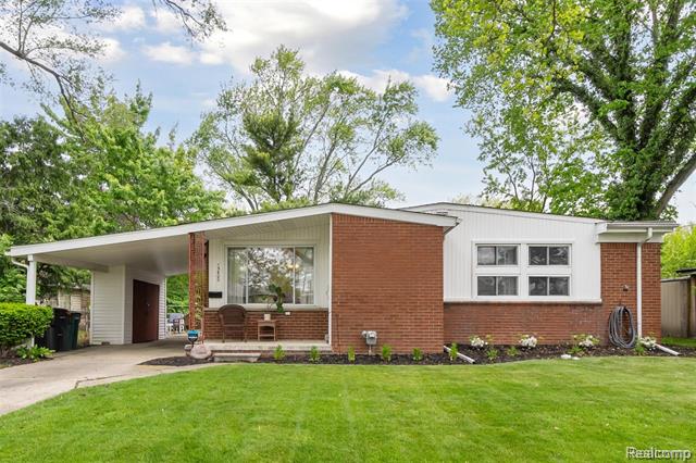 front view picture of 15400 Oak Park Blvd, Oak Park, MI. 48237