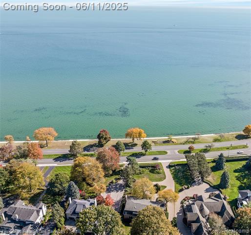 front view picture of 561 Lake Shore Road, Grosse Pointe, MI. 48236