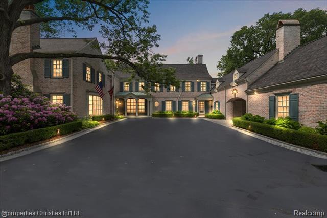 front view picture of 237 Lake Shore Rd, Grosse Pointe, MI. 48236