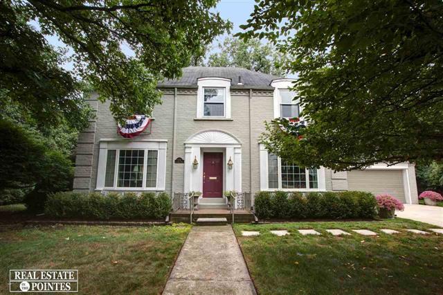 front view picture of 1213 Lochmoor Blvd, Grosse Pointe, MI. 48236