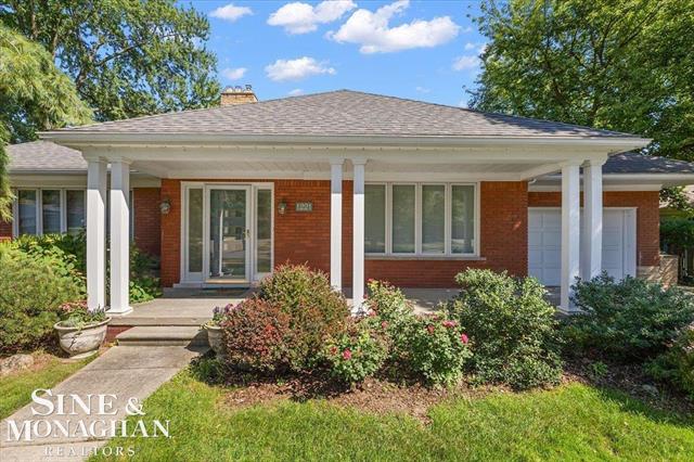 front view picture of 1221 N Renaud Rd, Grosse Pointe, MI. 48236