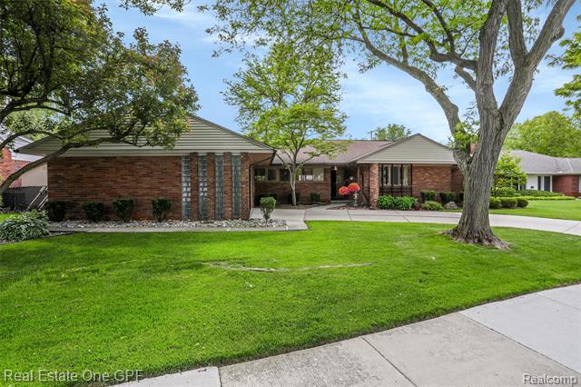 front view picture of 439 Barclay Rd, Grosse Pointe, MI. 48236