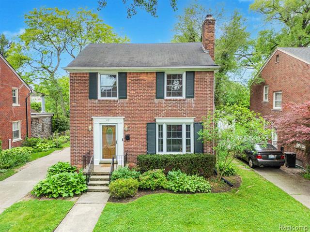 front view picture of 421 Maison Rd, Grosse Pointe, MI. 48236