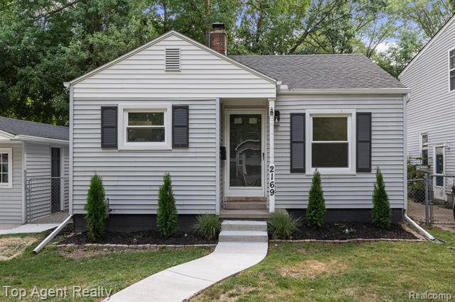front view picture of 2169 Roslyn Rd, Grosse Pointe, MI. 48236