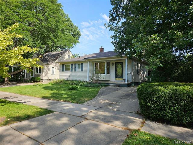 front view picture of 2204 Roslyn Rd, Grosse Pointe, MI. 48236