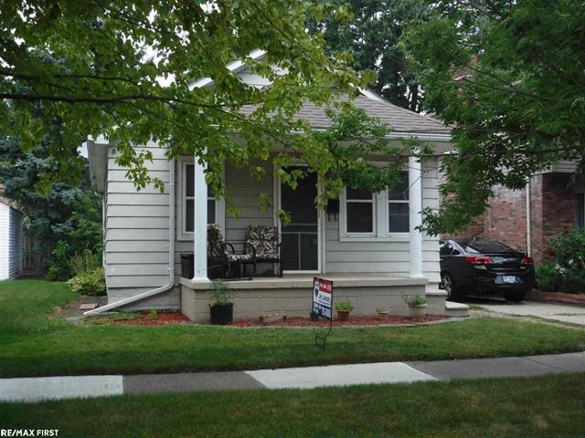 front view picture of 2030 Roslyn Rd, Grosse Pointe, MI. 48236