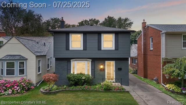 front view picture of 2023 Roslyn Rd, Grosse Pointe, MI. 48236