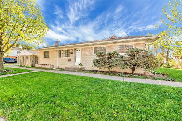 front view picture of 2107 Hollywood Ave, Grosse Pointe, MI. 48236