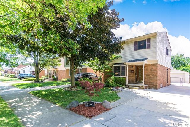 front view picture of 2161 Hollywood Ave, Grosse Pointe, MI. 48236