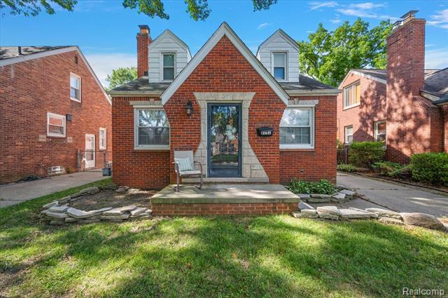 front view picture of 2151 Hawthorne Rd, Grosse Pointe, MI. 48236