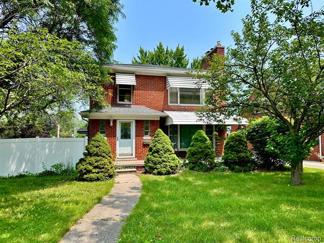 front view picture of 2082 Vernier Rd, Grosse Pointe, MI. 48236