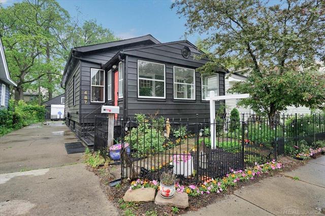 front view picture of 487 E Woodland St, Ferndale, MI. 48220