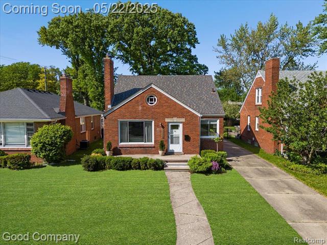 front view picture of 21111 Fleetwood, Harper Woods, MI. 48225