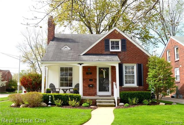 front view picture of 2101 Lancaster Ave, Grosse Pointe, MI. 48236