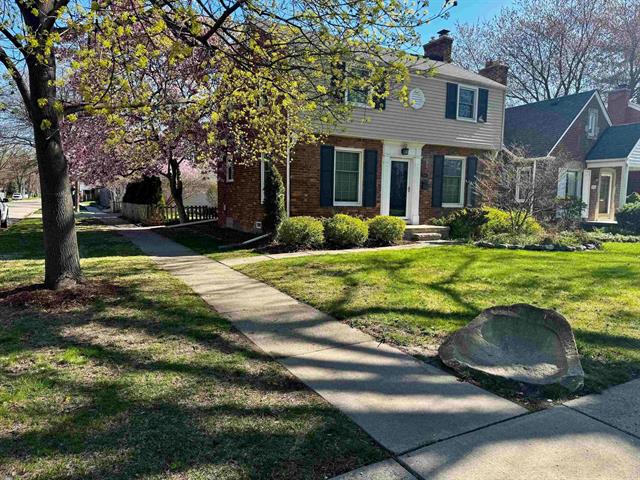 front view picture of 2080 Hunt Club Dr, Grosse Pointe, MI. 48236