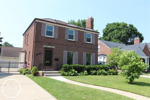 front view picture of 1859 Country Club Dr, Grosse Pointe, MI. 48236