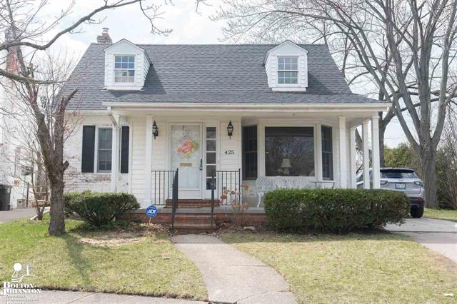 front view picture of 425 Hillcrest Ave, Grosse Pointe, MI. 48236