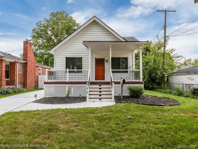 front view picture of 325 Beaupre Rd, Grosse Pointe, MI. 48236