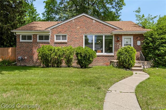 front view picture of 8400 Oak Park Blvd, Oak Park, MI. 48237