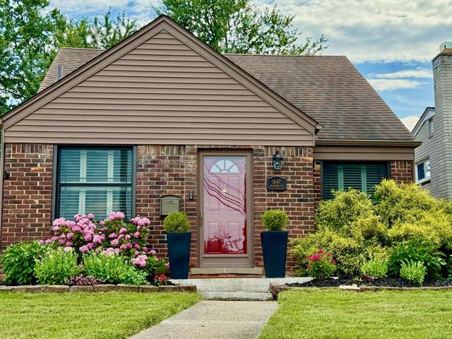 front view picture of 1647 Stanhope Ave, Grosse Pointe, MI. 48236