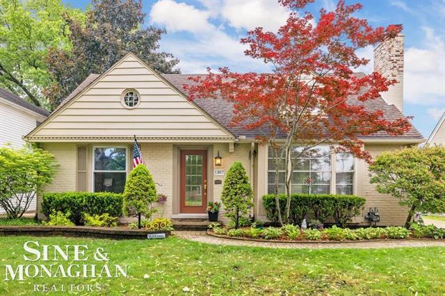 front view picture of 1387 Torrey Rd, Grosse Pointe, MI. 48236