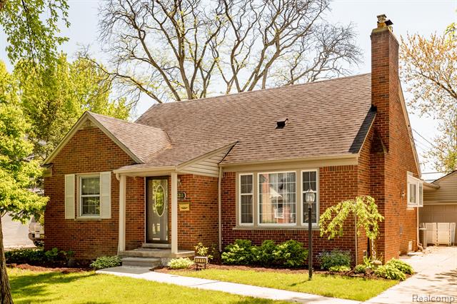front view picture of 1211 Torrey Rd, Grosse Pointe, MI. 48236