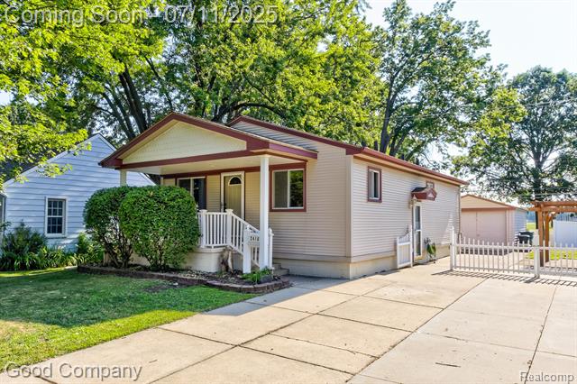 front view picture of 2416 Bonner St, Ferndale, MI. 48220