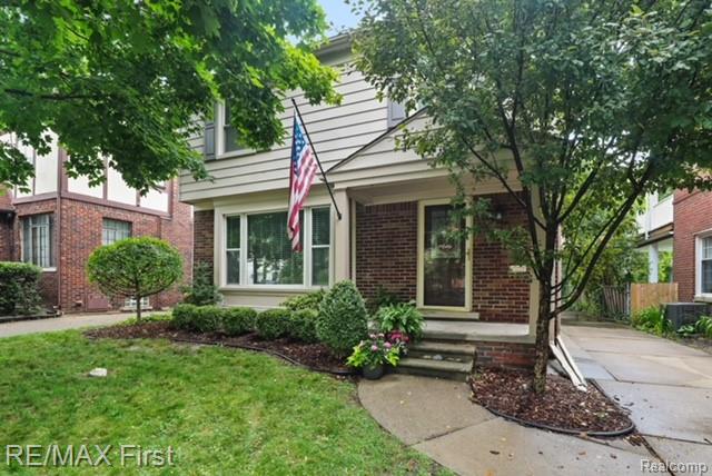 front view picture of 324 Fisher Rd, Grosse Pointe, MI. 48230