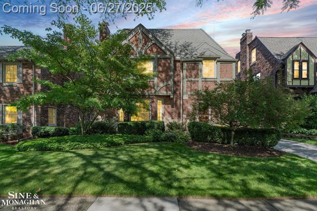 front view picture of 286 Mckinley Ave, Grosse Pointe, MI. 48236