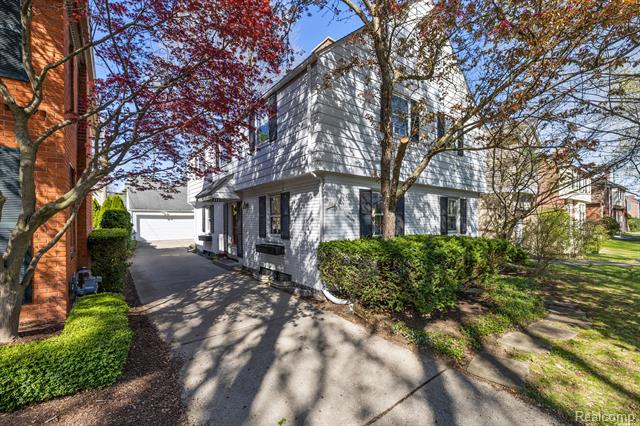 front view picture of 233 Mcmillan Rd, Grosse Pointe, MI. 48236