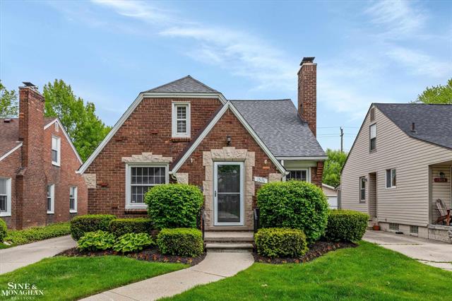 front view picture of 1576 Roslyn Rd, Grosse Pointe, MI. 48236