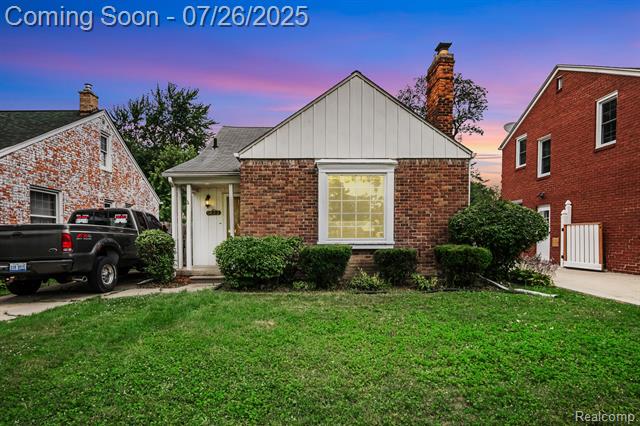 front view picture of 1422 Hollywood Ave, Grosse Pointe, MI. 48236