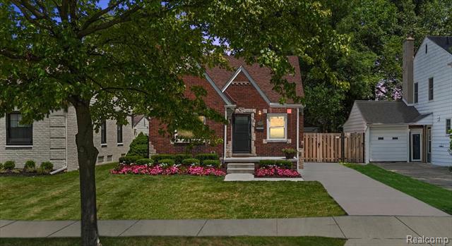 front view picture of 1450 Hampton Rd, Grosse Pointe, MI. 48236