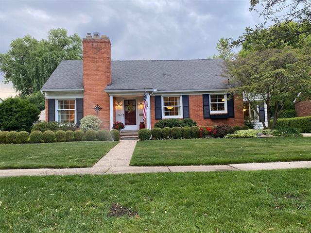 front view picture of 1782 Hollywood Ave, Grosse Pointe, MI. 48236