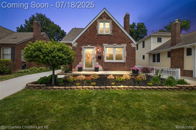 front view picture of 1816 Roslyn Rd, Grosse Pointe, MI. 48236