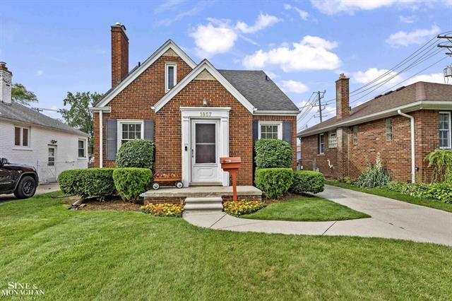front view picture of 1857 Roslyn Rd, Grosse Pointe, MI. 48236