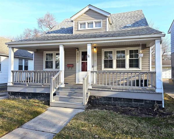 front view picture of 2202 Hollywood Ave, Grosse Pointe, MI. 48236